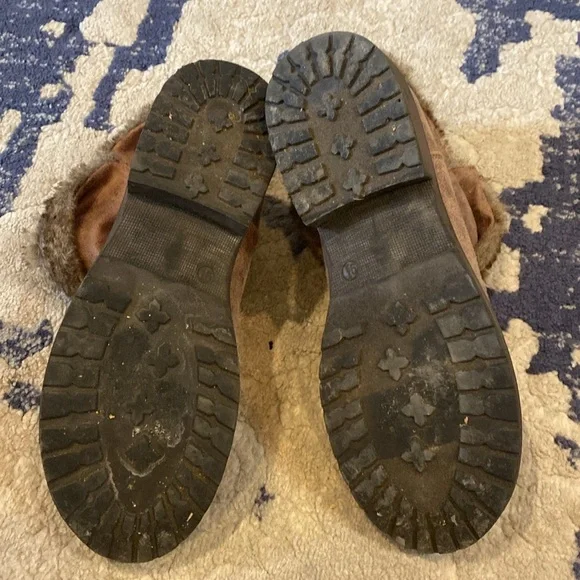 Candies cahoot Brown boots with Faux Fur Foldable Sides. Size 9.5. Rubber soles. - Picture 9 of 11